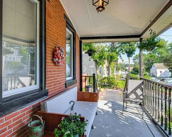 Walkable Neighborhood: Updated Morton Home! - Morton - Balcony