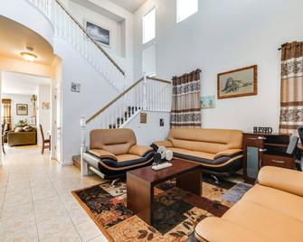 Spacious Turlock Home about 1 Mi to University! - Turlock - Living room