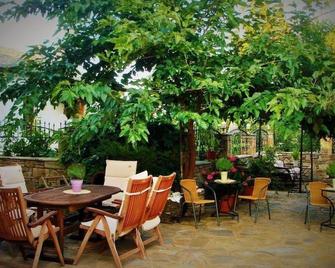 Antique The Hotel - Olympiaki Akti - Innenhof