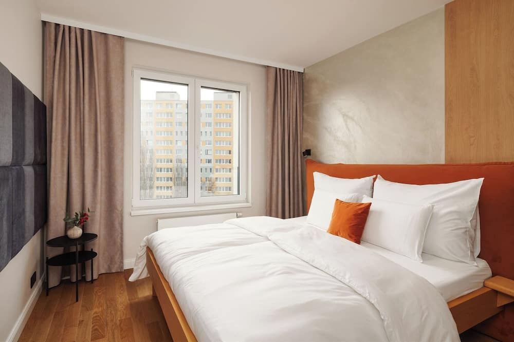 Luxury Sunny Home - Free Garage, Metro, Balcony, PS5, 2nd parking on request - براغ - غرفة نوم