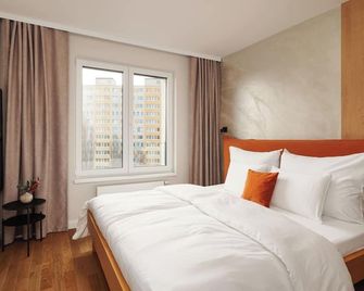 Luxury Sunny Home - Free Garage, Metro, Balcony, PS5, 2nd parking on request - براغ - غرفة نوم