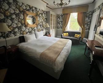 Brook Hall Hotel - Ellesmere Port - Спальня