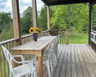 Cozy rural getaway. 5 acres with pond and forest. Family/pet friendly! - Tweed - Balcón