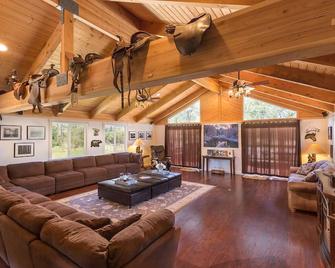 Luxury Yosemite Pines Lodge: Pool, Spa, Game Room, Mini Ponies, Mountain Views! - Mariposa - Salon