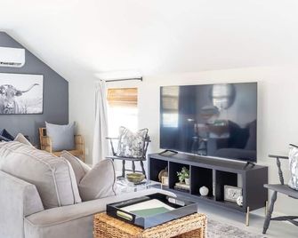 2nd Floor Loft Across from Ice Plant | The Otis - La Grange - Wohnzimmer