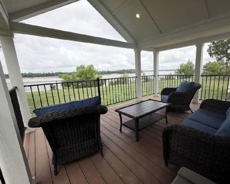 Delta Nights Tiny Home on the Mississippi River - Vicksburg - Balcony