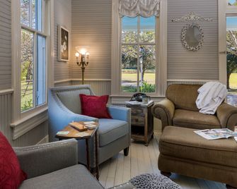 Maison D'Memoire Bed & Breakfast Cottages - Rayne - Sala de estar