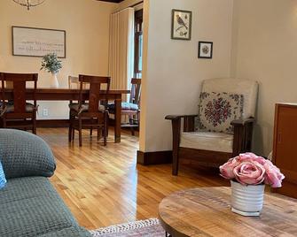 Cate's Place: Charming home just minutes from Ice Age Trail & Neshotah Beach - Two Rivers - Sala