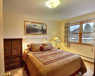 On Run Ski-in/Shuttle Out! Super Spacious, Block to Town, Pool/Hottub, Fireplace, Bbq, 7th Nt Free! - Breckenridge - Bedroom
