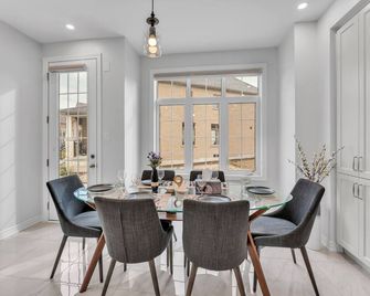 Brand New 4br, 3.5wr Gem | Spacious & Sleek - 이스트 그윌림버리 - 다이닝룸