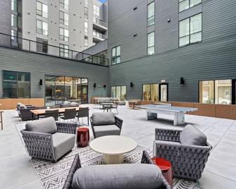 Parking+hulu+gym Near Upmc|universities|shopping - Pittsburgh - Patio
