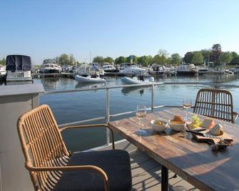 Cozy floating Boatlodge 'Mallorca', Max. 4 pers, 2 bedrooms. - Maastricht - Balcony