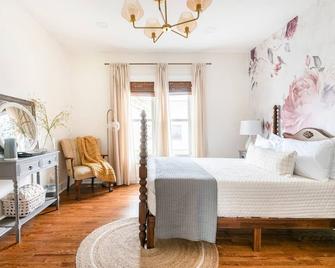 Charming Home w/ Grill and Firepit - Monteagle - Bedroom