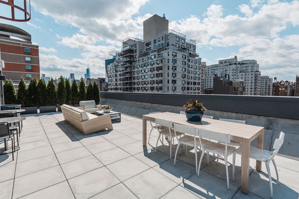 Classic East Village 1BR w/ W/D, nr Union Sq, by Blueground - Nueva York - Balcón