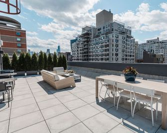 Classic East Village 1BR w/ W/D, nr Union Sq, by Blueground - Nueva York - Balcón
