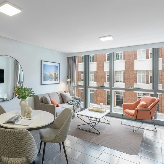 Meriton Suites Adelaide Street, Brisbane image 1