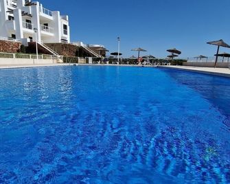 Apartamento en 1ª Línea de Playa con Terraza Cubierta y Descubierta - Casares - Pool