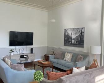 Beautiful Historic 3br Duplex! - Pittston - Wohnzimmer
