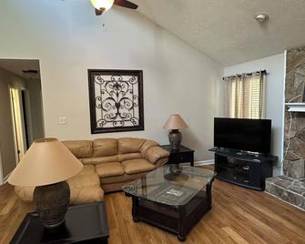 Near Trilith Studios, Piedmont Fayette Hospital, and convenient to Atlanta - Fayetteville - Living room