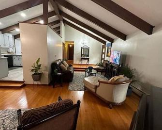 Island Vibes Home - Windsor - Living room