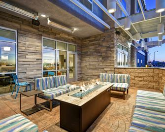 Home2 Suites by Hilton Victorville - Victorville - Innenhof