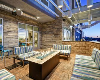 Home2 Suites by Hilton Victorville - Victorville - Pátio