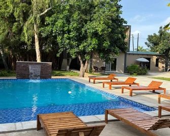 Comfort Inn Guest House - מאפוטו - בריכה