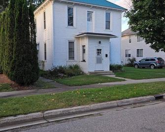 Downtown Charlevoix Historic Home - blocks from everything - Charlevoix - Building