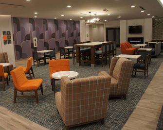 La Quinta Inn & Suites by Wyndham Littleton/Red Rocks - Littleton - Lounge