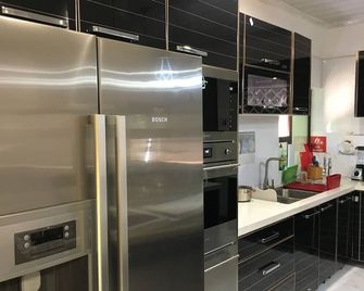 Kanyi Guest House - Palapye - Kitchen