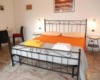 La Ripa Bed and Breakfast - Barbarano Romano - Bedroom