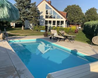 Quiet apartment with bright conservatory and again with pool! - Wolgast - Pool