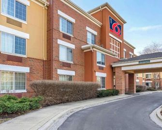 Spacious 2 Queen Beds,Nsmk|Kitchen|Studio 6 Vernon Hills - Vernon Hills - Edificio