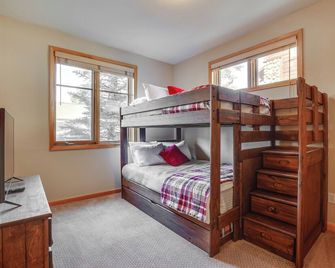 Walk to Main Street Grand Lake Condo with Patio - Grand Lake - Bedroom