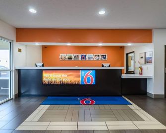 Garner Hotel Lincoln North By IHG - Lincoln - Front desk