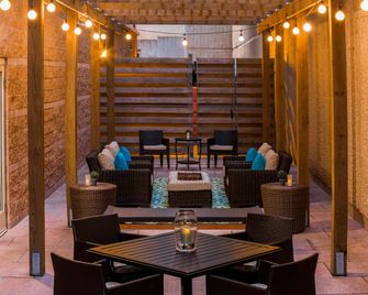 Hilton Garden Inn Arlington/Courthouse Plaza - Arlington - Patio