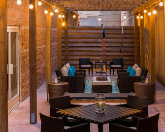 Hilton Garden Inn Arlington/Courthouse Plaza - Arlington - Innenhof