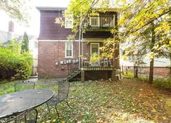 Spacious Ferndale Apt with Yard about half Mi to Dtwn! - Ferndale - Patio