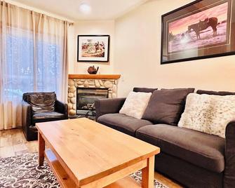 Two Storey Cozy Chalet W/2br&2ba Balcony Mountain Views/By Banff Gate / Sleep 6 - Harvie Heights - Living room