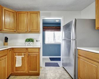 Boho Retro Style in Lansing 10 Mins to MSU Campus - Lansing - Kitchen
