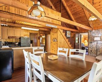 The Lake Escape - A Cozy Lakeside Cabin - Sleeps 8 - Grill, Kayak, Firepit - Wolfeboro - Comedor