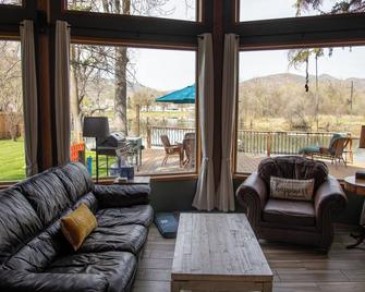 Come to Oroville and stay at the Robbins Nest, your home away from home. - Oroville - Sala de estar