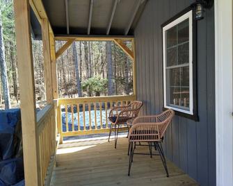 ADK Getaway 'Pine Tree Retreat'-New 1 bedroom cottage 1 mile from Adirondacks - Malone - Balcony