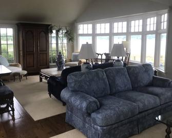 Port Washington Home located on Manhasset Bay. Easy commute to NYC Quiet setting - Port Washington - Olohuone