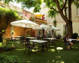 Hotel Du Fiacre - Carpentras - Binnenhof