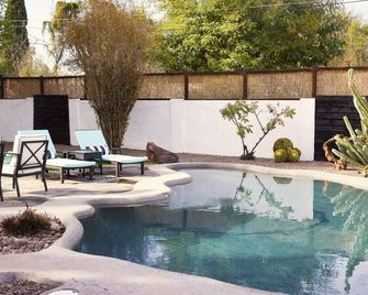 Art & Music-Inspired Getaway with Heated Pool + Lush Yard in Central Phx - Phoenix - Kolam