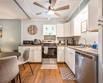 Cabin Style With Patio Seating & Charcoal Grill - Woodstock - Cocina