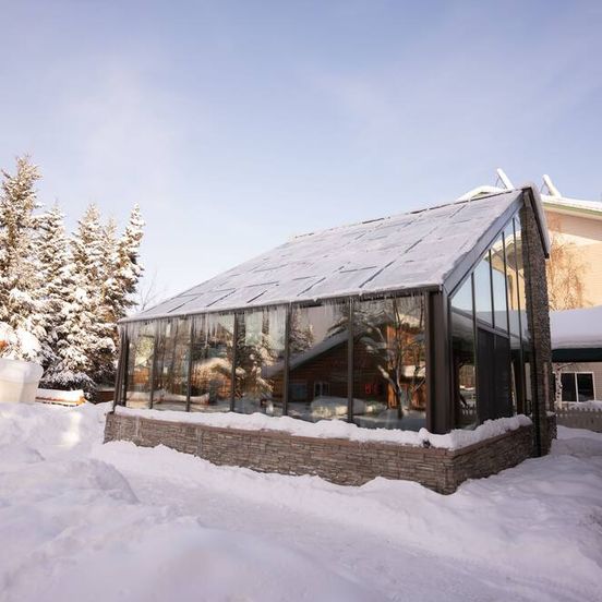 Building view of Pike's Waterfront Lodge