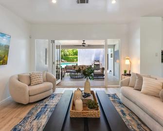 Beautiful, Modern Studio City Pool Home - 洛杉磯