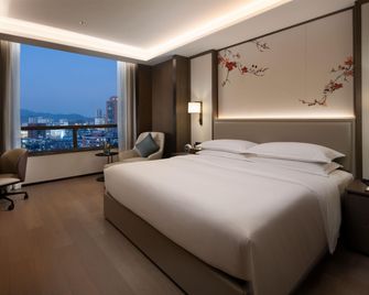 Yuexiu Hotel Guangzhou, Curio Collection by Hilton - גואנגג'ואו - חדר שינה
